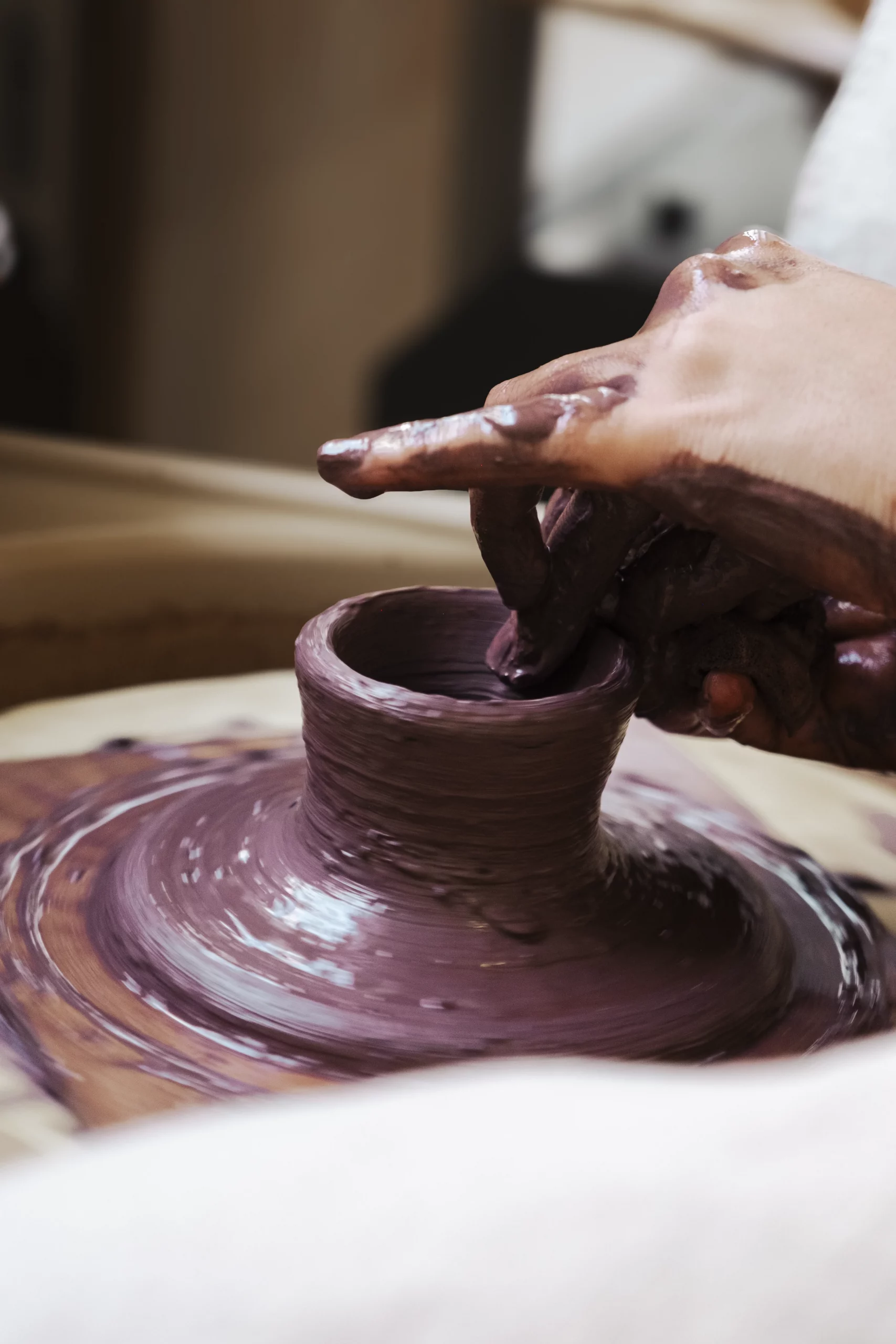 Margot Belfer en train de tourner une pièce dans son atelier